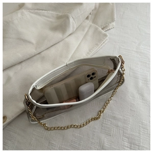 Vue détaillée du sac à bandoulière en maille blanche avec rangement et chaîne dorée
