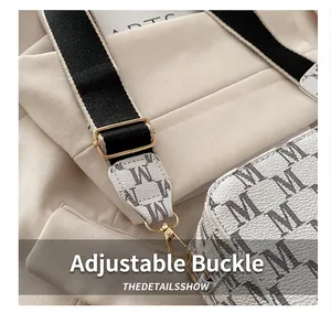 Détail de la bandoulière tissée réglable avec boucle en métal doré sur sac monogramme