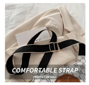 Détail du sac carré monogramme avec large bandoulière en tissu et boucle dorée