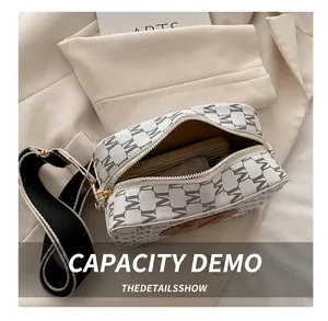 Vue intérieure du sac bandoulière monogramme montrant la capacité pour portefeuille