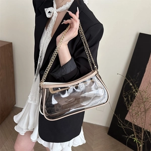 Sac sous le bras chic en PVC transparent avec chaîne dorée et pochette sur un mannequin