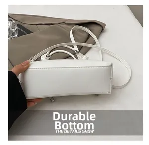 Dettaglio del fondo resistente e delle cuciture di una borsa tote bianca in ecopelle