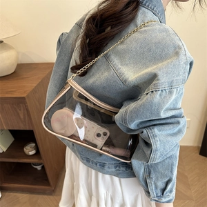 Sac sous les bras transparent avec chaîne dorée et bordure rose pour femme
