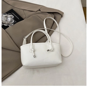Détail du sac à main en cuir PU blanc crème avec nœuds design et bandoulière amovible