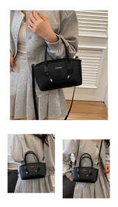 Détail du sac cabas noir avec imprimé FASHION et élégant pendentif à pompon noué