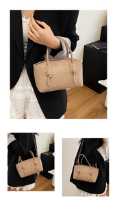 Détail du sac fourre-tout abricot avec logo FASHION et poignée à nœud élégante