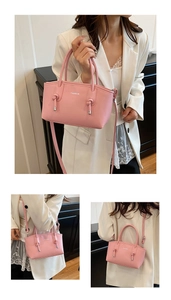 Détail du sac cabas en cuir rose avec doubles poignées et impression texte mode