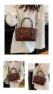 Détail du grand sac cabas marron en similicuir avec poignée nouée et lettrage