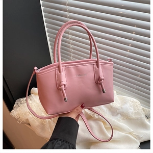 Détail du sac cabas rose tendance avec texture en cuir et lettrage FASHION imprimé
