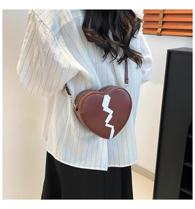 Vue arrière du sac à bandoulière en forme de cœur en cuir marron sur un mannequin