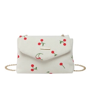 Borsa a tracolla in velluto a coste bianco con stampe di ciliegie e catena dorata