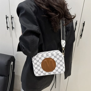 Petit sac bandoulière blanc à motif monogramme M noir et patch en cuir marron