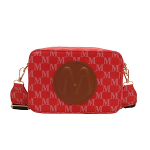Sac bandoulière rouge avec monogramme élégant et accessoires en métal doré