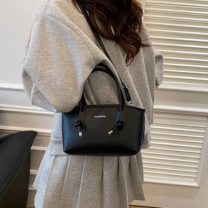 Sac fourre-tout chic en cuir noir avec lettrage FASHION et poignée nouée pour femme