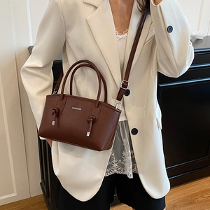 Borsa a mano vintage in pelle marrone opaca con manico a nodo e tracolla regolabile