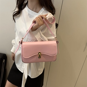Sac bandoulière élégant en cuir rose clair pour femme avec fermoir doré