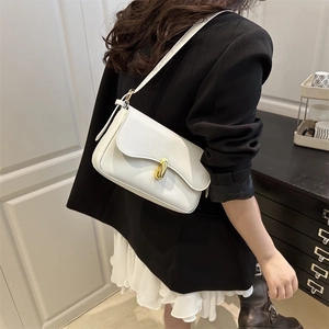 Sac à bandoulière en cuir blanc minimaliste avec rabat ondulé et boucle dorée chic