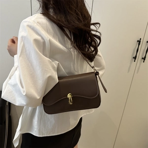 Sac à épaule chic en cuir marron foncé pour femme avec rabat ondulé et fermoir doré