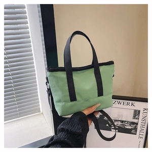 Sac fourre-tout en nylon vert menthe avec sangles noires et bandoulière réglable