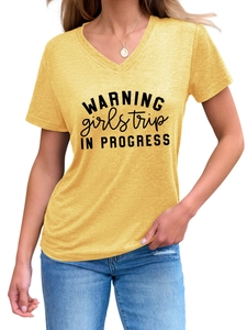 Détail du t-shirt jaune à col en V avec impression noire Warning Girls Trip
