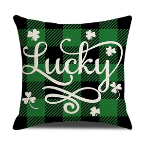 Grüner karierter Kissenbezug zum St. Patrick's Day mit weißem Lucky-Schriftzug