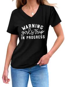 Détail du t-shirt noir à col en V avec l'imprimé blanc WARNING girls trip IN PROGRESS