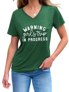 T-shirt col en V vert foncé avec imprimé blanc WARNING girls trip IN PROGRESS en détail