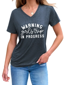 T-shirt à col en V avec slogan Warning Girls Trip In Progress et tissu gris chiné doux