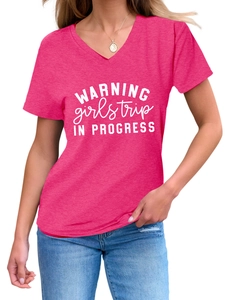 Détail du t-shirt col en V fuchsia avec impression blanche Warning Girls Trip
