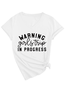Détail d'un t-shirt blanc à col en V avec imprimé Warning Girls Trip et nœud élégant