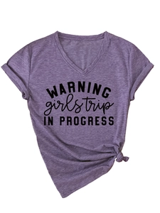 Détail du t-shirt violet à col en V avec imprimé et design de nœud latéral tendance