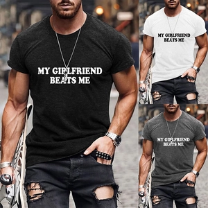 Détail d'un t-shirt à col rond en coton avec impression de slogan de style urbain