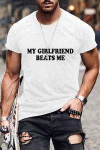 Détail du t-shirt blanc en coton avec impression de texte My Girlfriend Beats Me