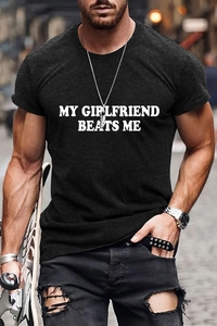 Détail du slogan My Girlfriend Beats Me sur t-shirt noir en coton style décontracté