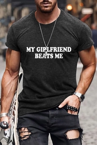 Détail du slogan imprimé sur le t-shirt en coton gris anthracite au style streetwear