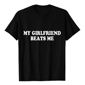 Détail de l'imprimé blanc My Girlfriend Beats Me sur un t-shirt en coton noir