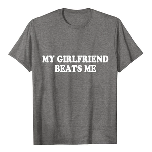 Détail du tissu t-shirt gris chiné et impression du texte MY GIRLFRIEND BEATS ME
