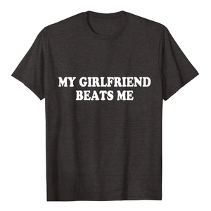 Détail de l'imprimé My Girlfriend Beats Me sur le t-shirt en coton gris foncé