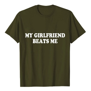 T-shirt vert olive foncé avec imprimé blanc 'MY GIRLFRIEND BEATS ME' en lettres grasses