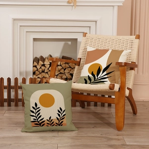 Housses de coussin Boho en lin avec motifs géométriques et soleil sur une chaise bois