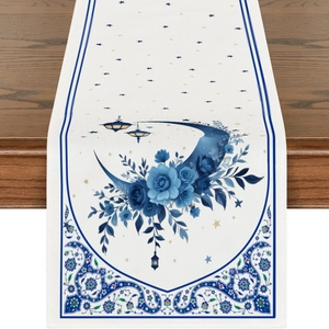 Tischläufer aus Leinen mit blauen Blumen und Öllampen-Druck auf einem Holztisch