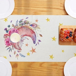 Detaillierte Draufsicht auf Leinen-Tischläufer mit Blumenmond und Sternen auf Holztisch