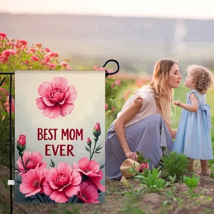 Dettaglio della bandiera da giardino con tulipani e testo Best Mom Ever su supporto nero