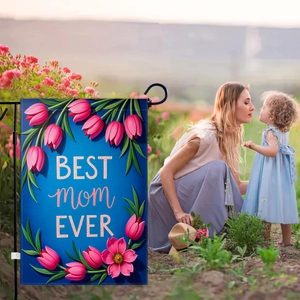 Bandiera da giardino Best Mom Ever con tulipani vicino a una famiglia sotto il sole