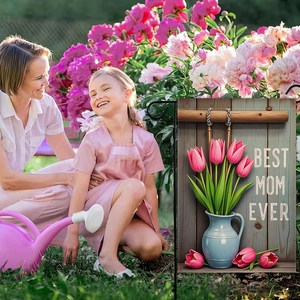 Dettaglio della bandiera da giardino Best Mom Ever con tulipani e supporto in un giardino