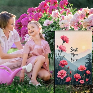 Dettaglio bandiera da giardino con stampa tulipani e testo Best Mom Ever per esterni casa