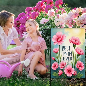 Dettaglio della bandiera da giardino Best Mom Ever con fiori e supporto in metallo nero a L