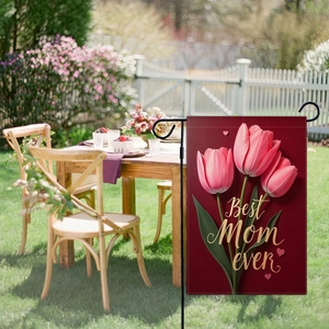 Bandiera da giardino in lino con scritta Best Mom Ever e tulipani in cortile assolato