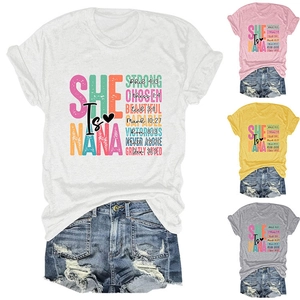 Detailansicht des Baumwoll-T-Shirts mit inspirierender Typografie in mehreren Farben