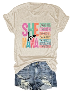 Detail der T-Shirt-Stofftextur und des farbenfrohen She Is Nana Bibeldrucks